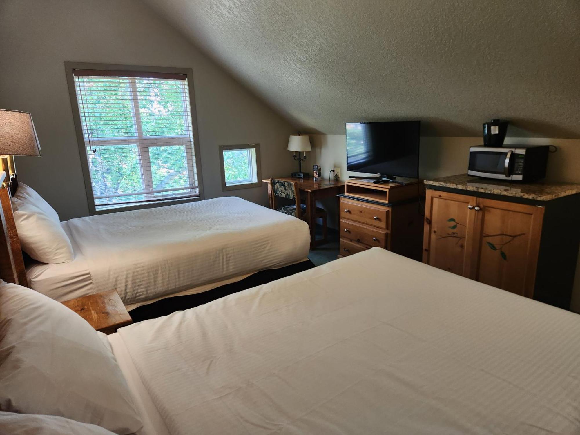 Waterton Lakes Lodge Resort ภายนอก รูปภาพ