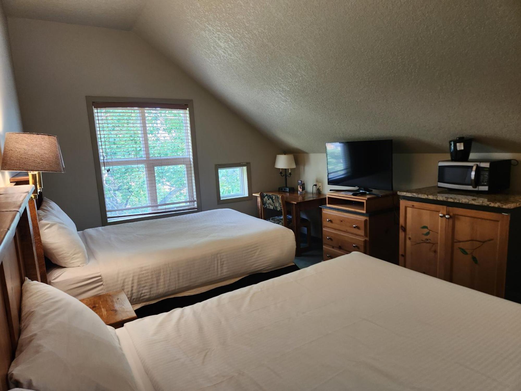 Waterton Lakes Lodge Resort ภายนอก รูปภาพ