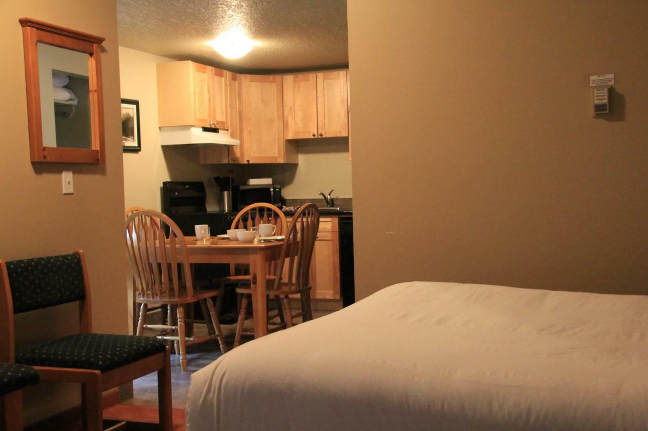 Waterton Lakes Lodge Resort ภายนอก รูปภาพ